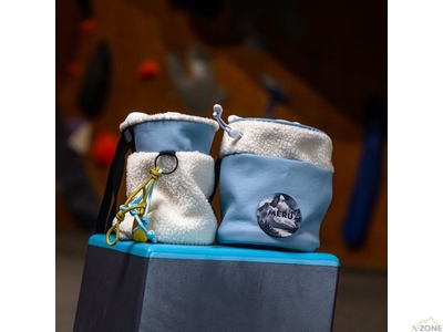 Мешочек для магнезии Meru Winter furry bag, White top/Blue bottom - фото