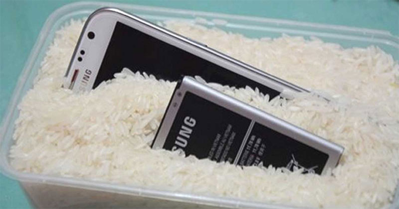 Как высушить мокрый телефон в рисе