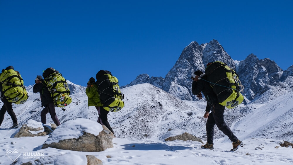 Портеры с баулами на треке к Эвересту