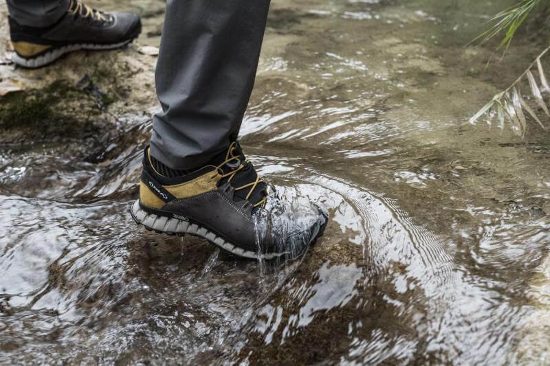 Какие они — водонепроницаемые и дышащие фирменные походные кроссовки?